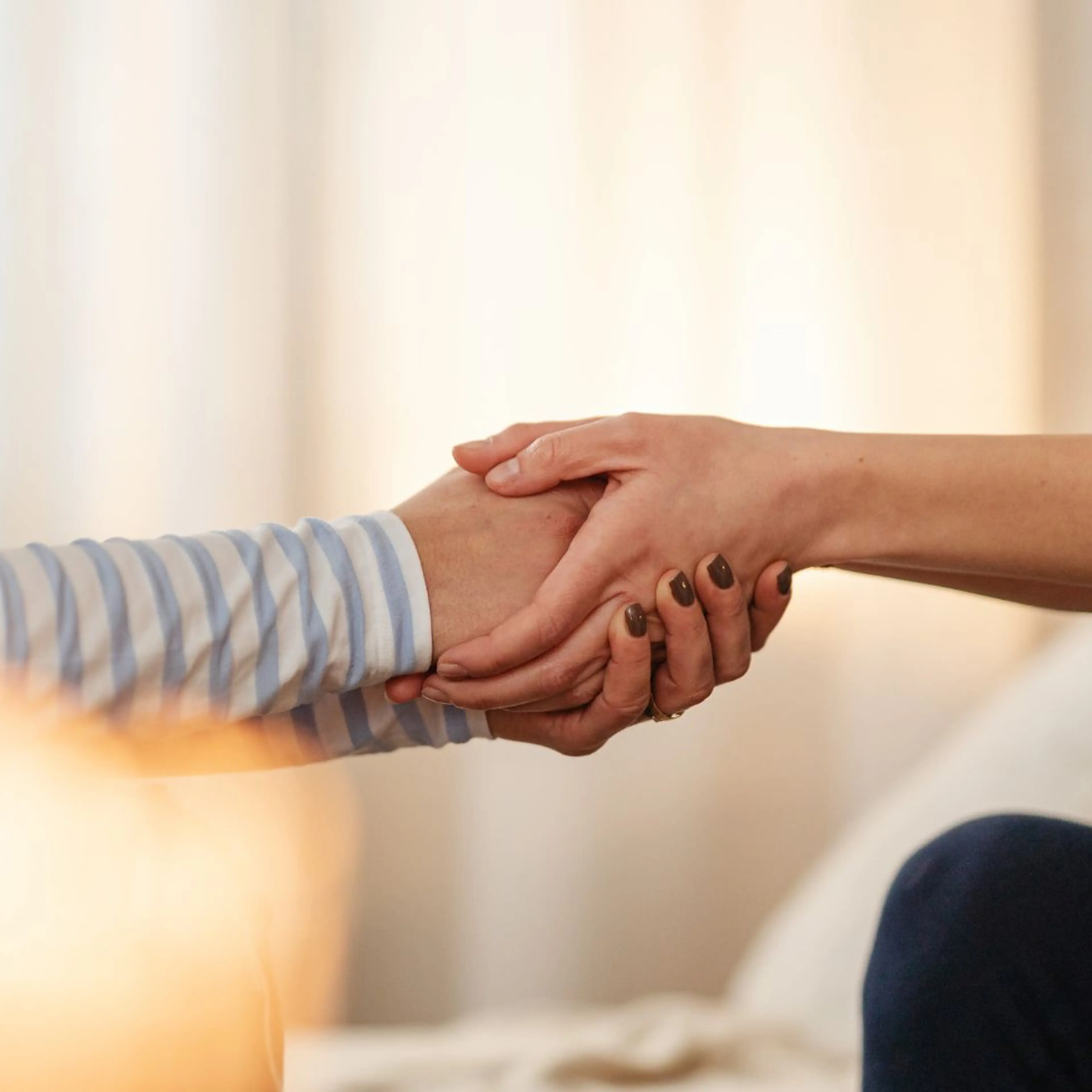 Mujeres sujetándose la mano