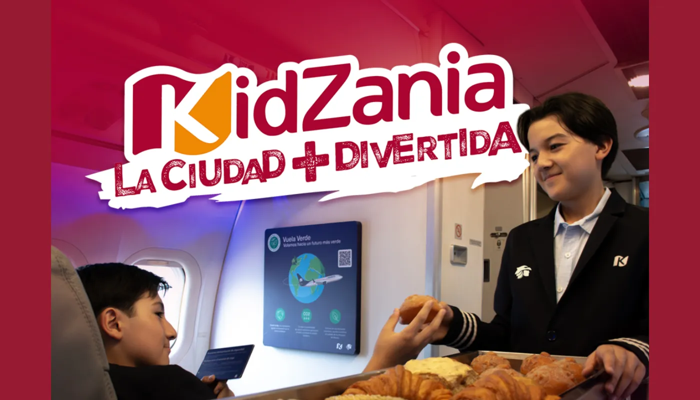 Niño sobrecargo ofrece alimentos en el avión simulado de KidZania; la ciudad más divertida.