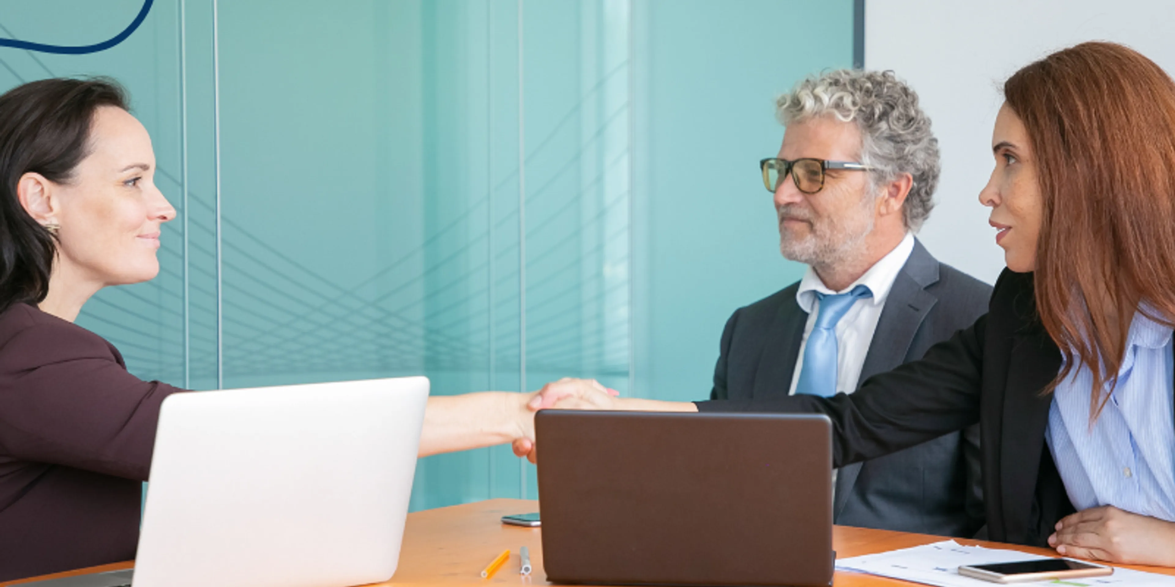 Cómo aprovechar tu red de contactos para encontrar empleo a los 50+