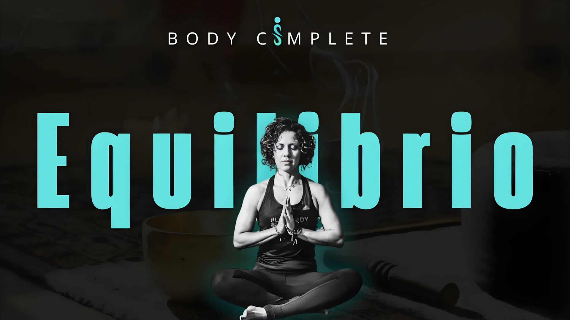 Mujer en posición de meditación con fondo oscuro y tipografía ‘Equilibrio’, representando bienestar mental y conexión interior con Body Complete.
