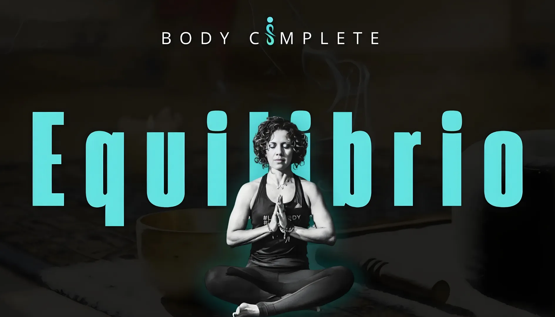 Mujer en posición de meditación con fondo oscuro y tipografía ‘Equilibrio’, representando bienestar mental y conexión interior con Body Complete.