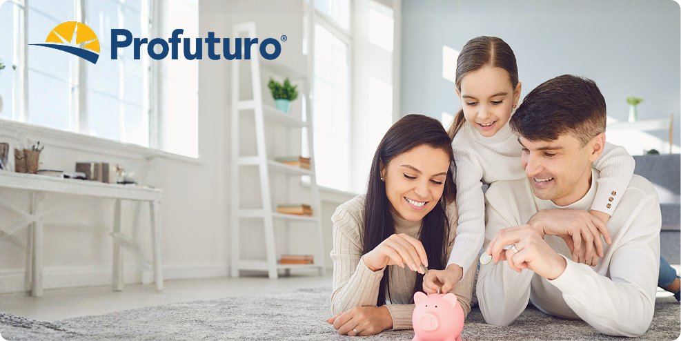 Una familia conformada por madre, padre e hija sonríen mientras colocan monedas en una alcancía rosa, simbolizando el ahorro y la planeación financiera con Profuturo."