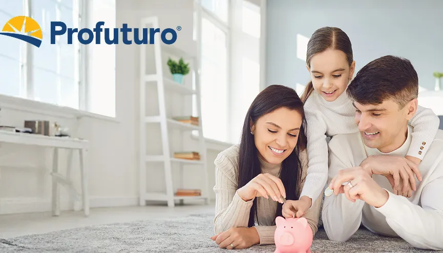 Una familia conformada por madre, padre e hija sonríen mientras colocan monedas en una alcancía rosa, simbolizando el ahorro y la planeación financiera con Profuturo."
