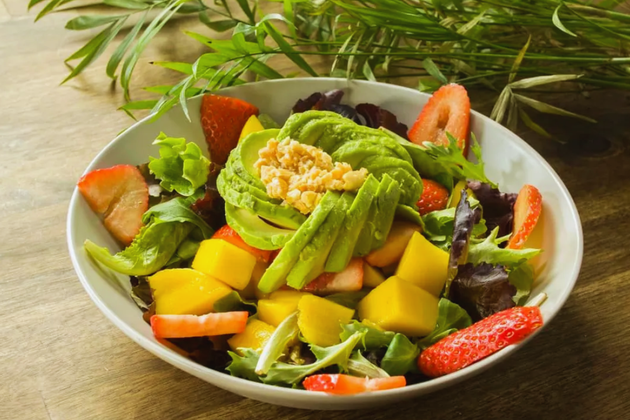 Ensalada de aguacate con mango y fresas