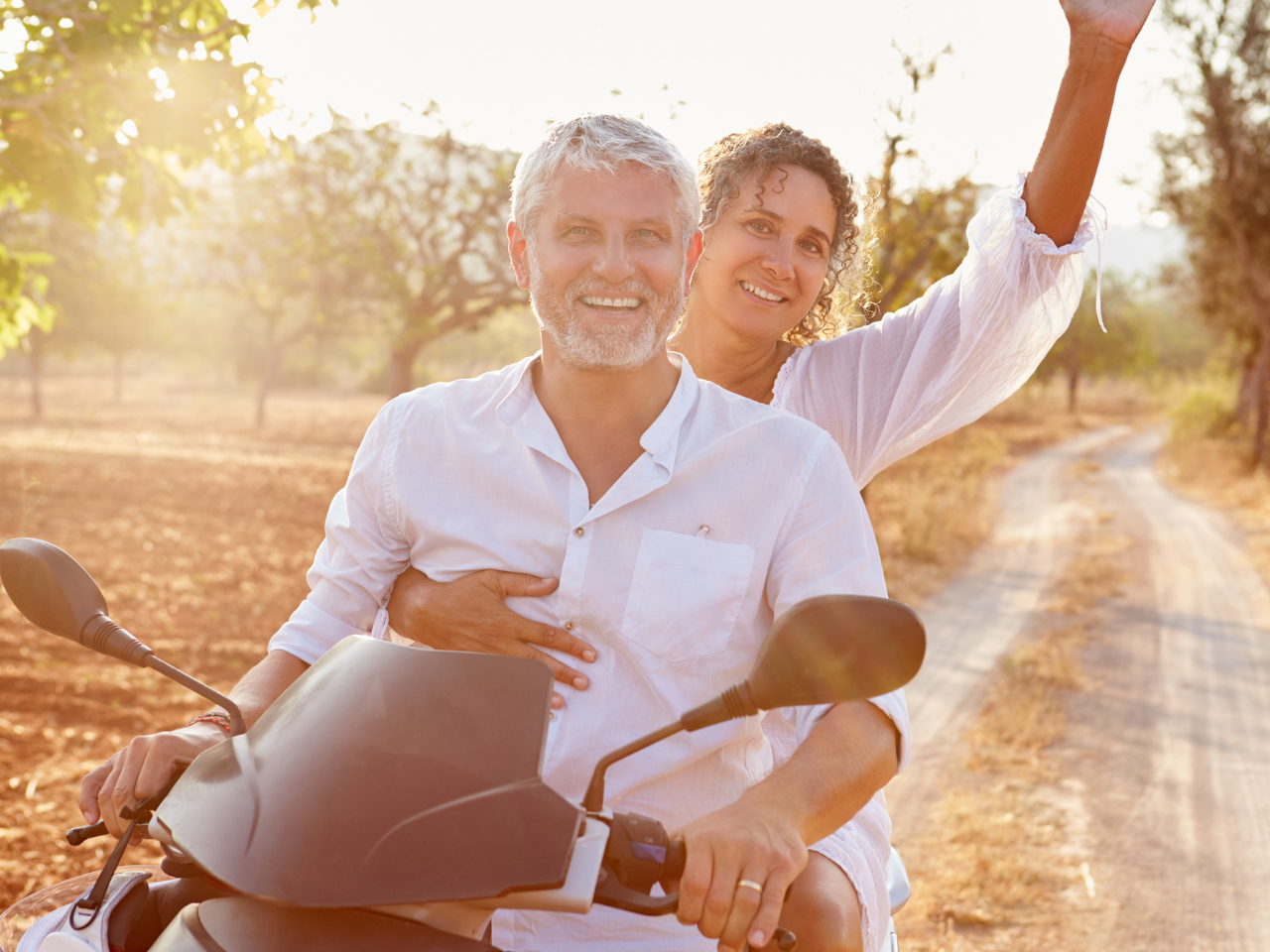 Pareja en motocicleta