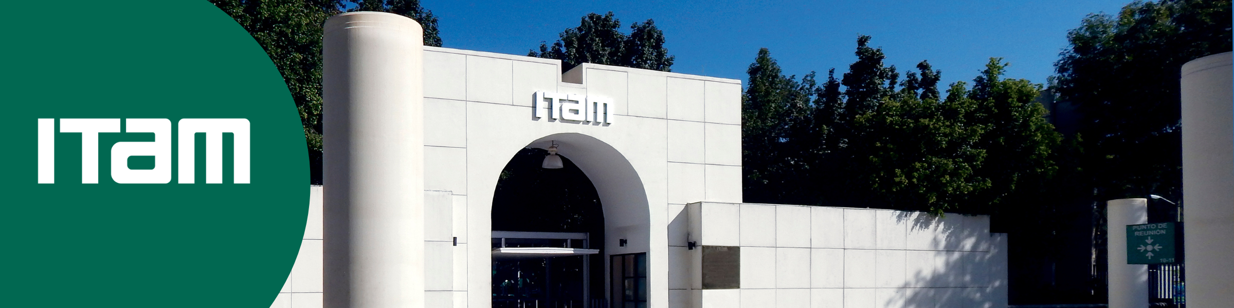 Entrada principal del ITAM con logotipo institucional en fachada blanca, representando institución educativa de prestigio en México