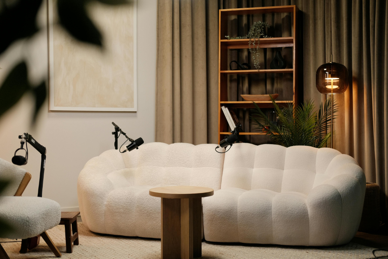 Sillón con micrófonos para podcast