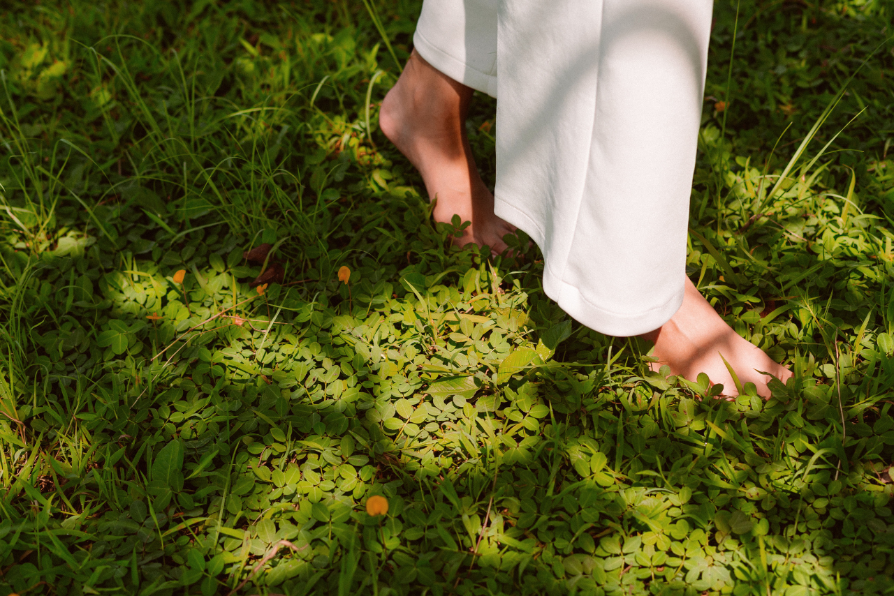 En blanco y negro. Persona caminado por concreto.