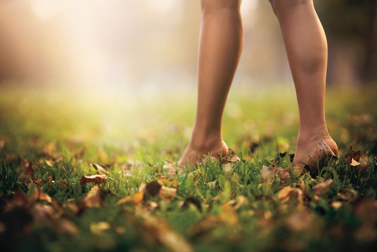 Caminar descalzo beneficio para la salud