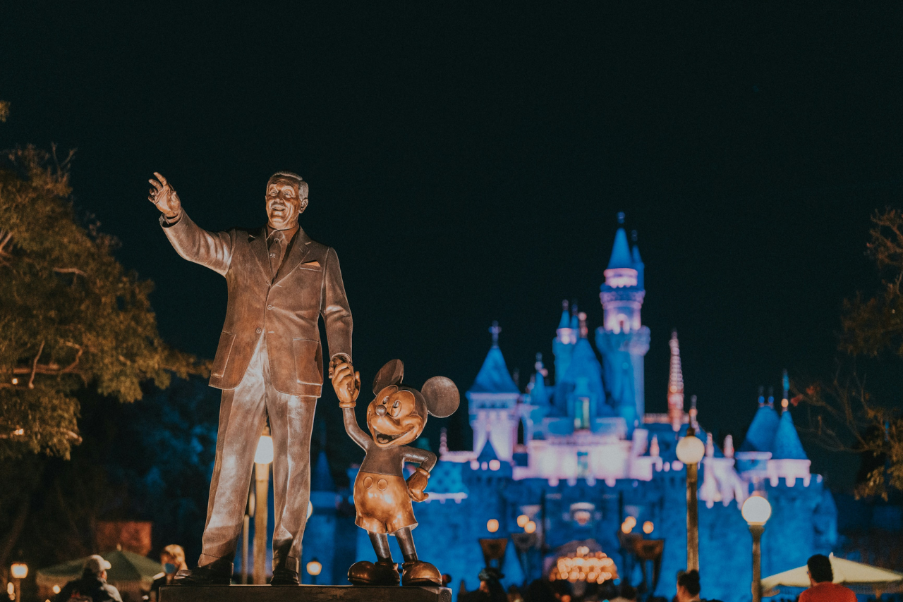 Estatua de Disney y Mickey en Disneyland de noche