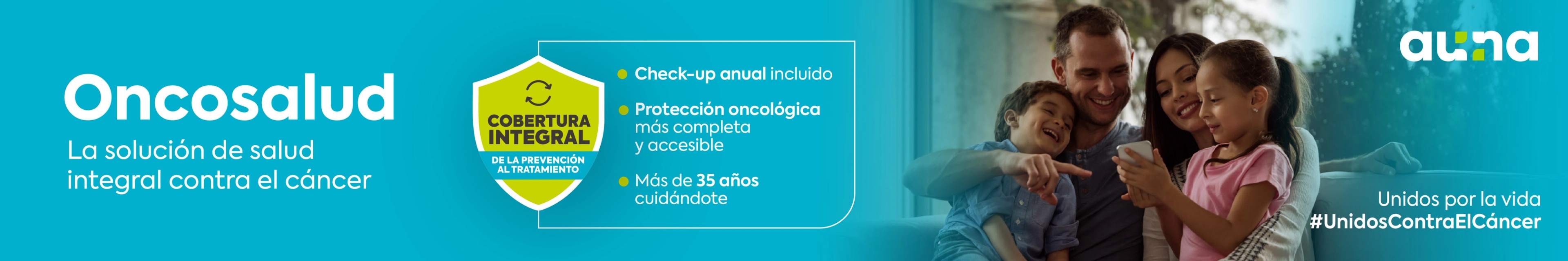 Familia sentada en el hogar revisando un teléfono móvil juntos, ilustrando tranquilidad, prevención en salud y protección integral contra el cáncer con Oncosalud Auna.