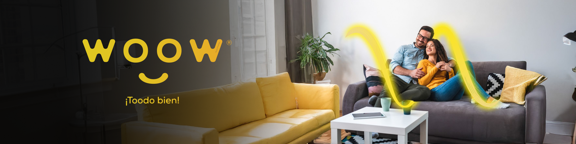 Familia jugando en sala de estar con branding WOOW “¡Todo bien!” y efecto gráfico amarillo que simboliza protección integral y bienestar.