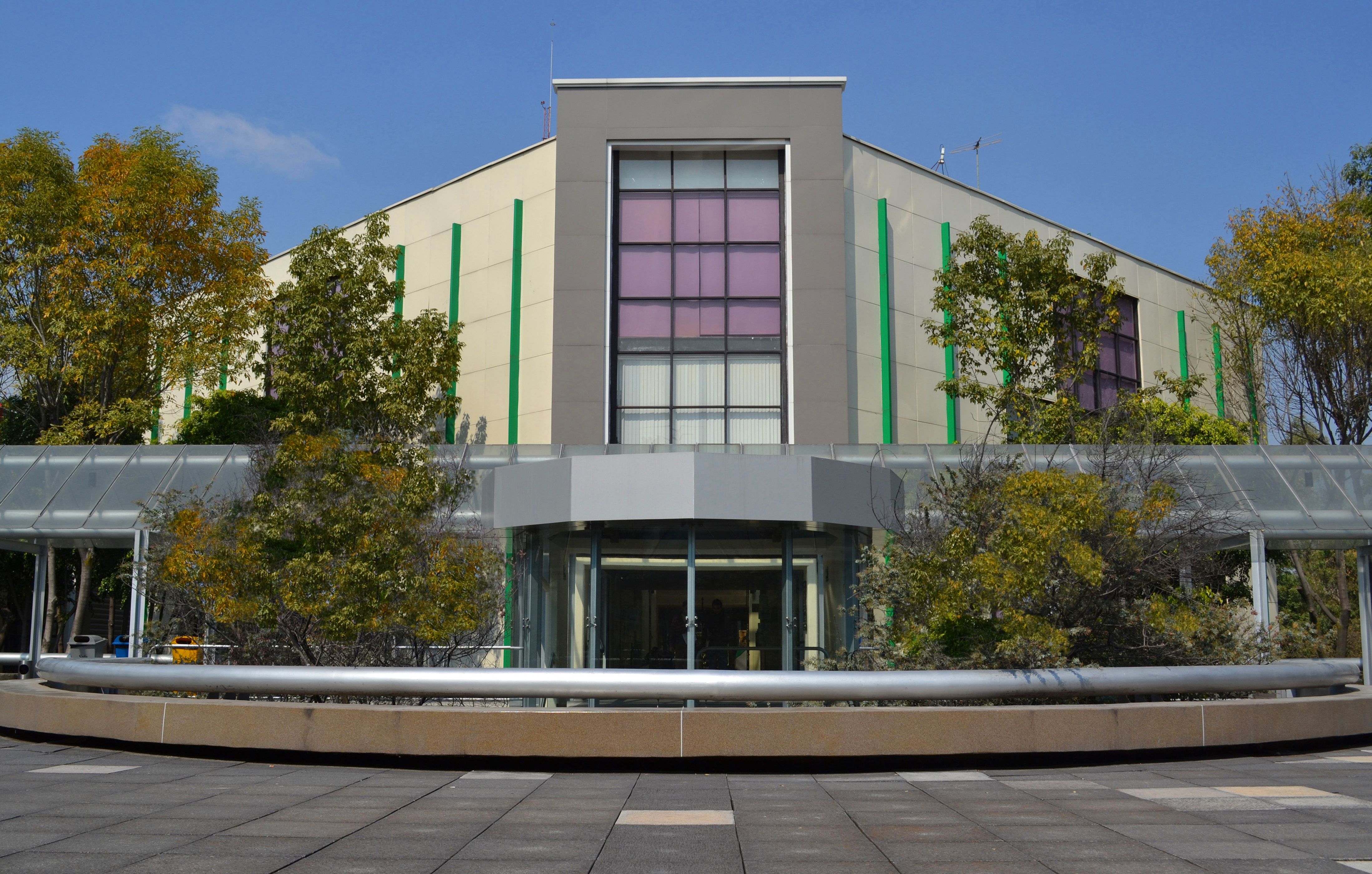 Fachada principal del ITAM con arquitectura moderna rodeada de áreas verdes, representando excelencia académica y entorno universitario en Ciudad de México.