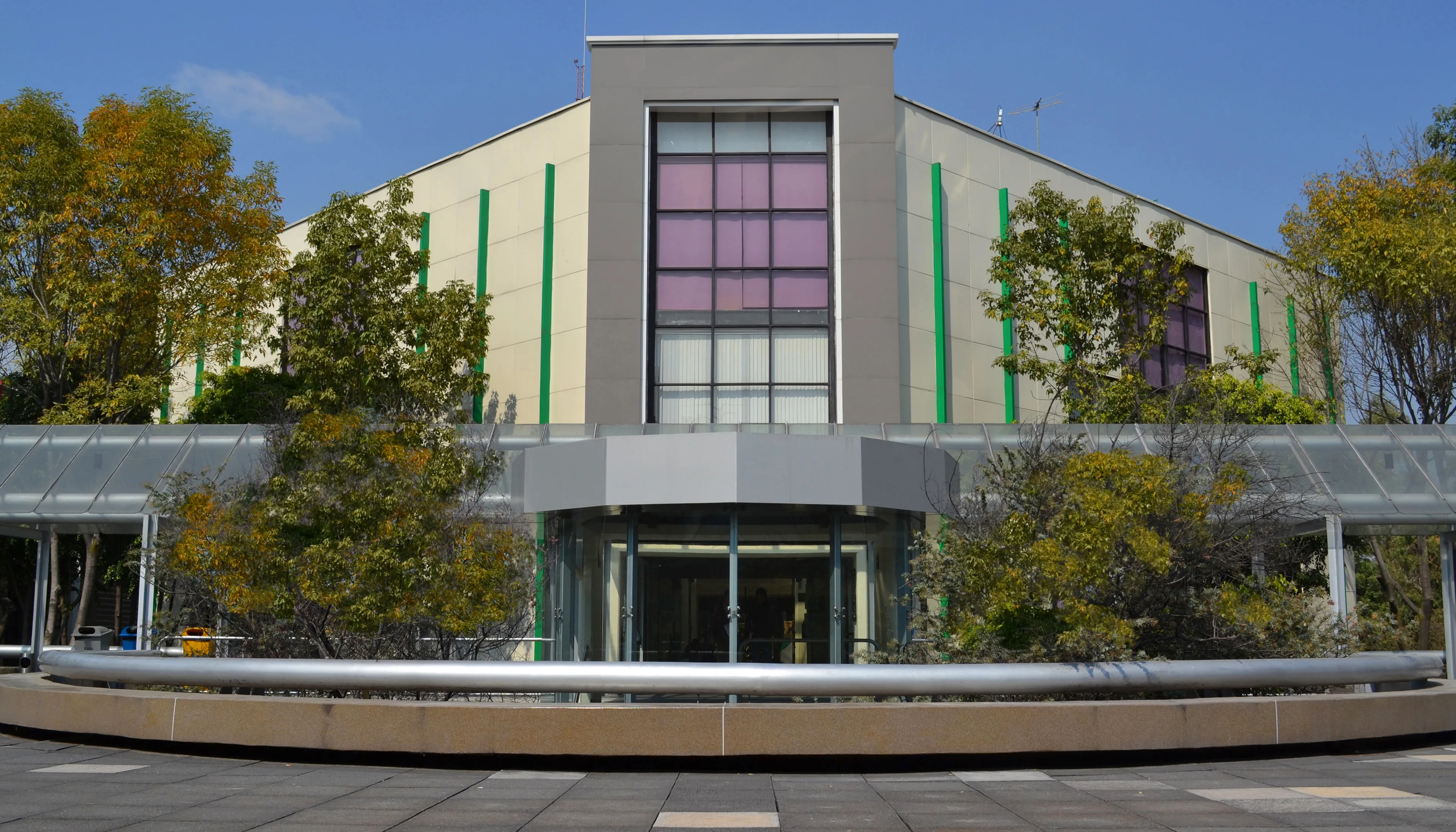 Fachada principal del ITAM con arquitectura moderna rodeada de áreas verdes, representando excelencia académica y entorno universitario en Ciudad de México.
