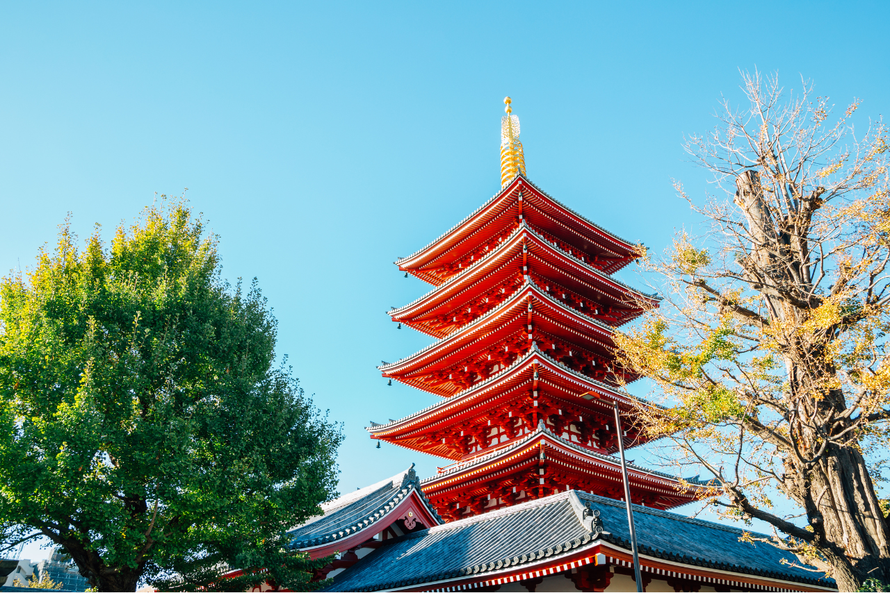 Edificio de arquitectura típica japonesa con cielo despejado de fondo