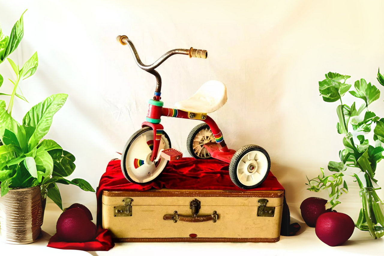 Triciclos rojos Apache en la infancia