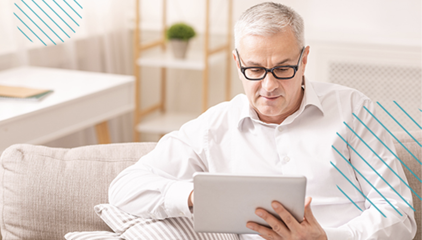 Hombre con lentes leyendo