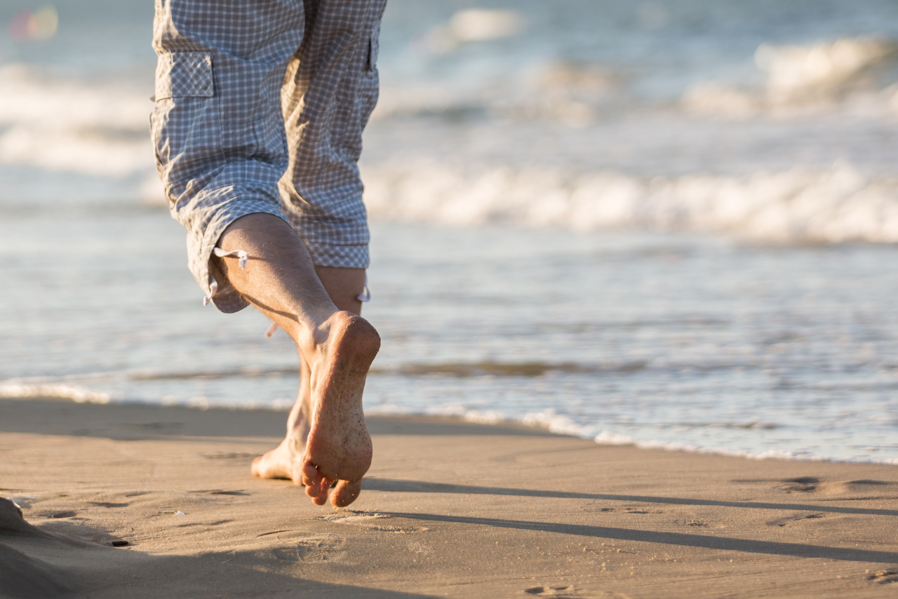 Beneficios de trotar por la playa al amanecer