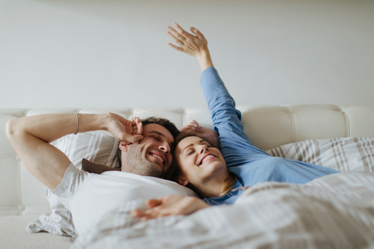 pareja despertandose