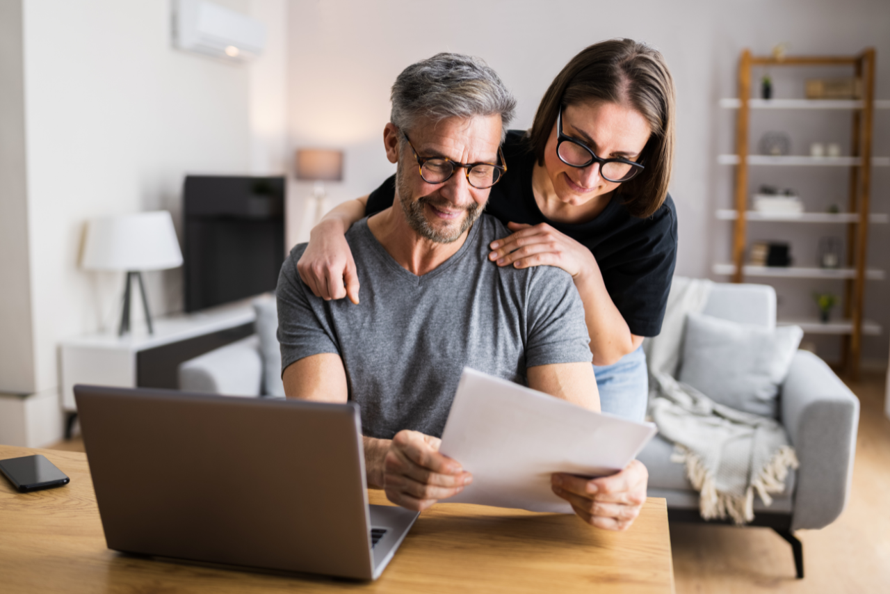 Pareja checando papeles juntos