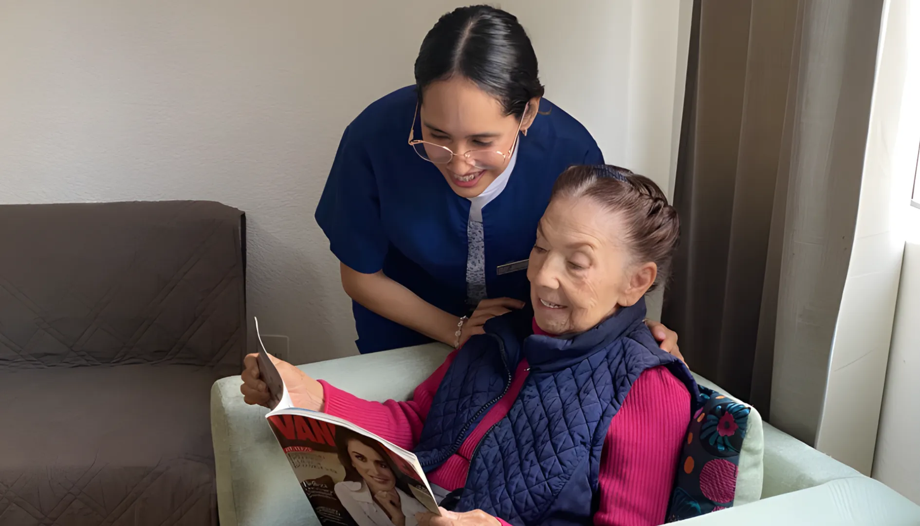 Adulto mayor y cuidadora conviviendo en un ambiente cálido y seguro dentro de la residencia Villa Azul, reflejando bienestar, acompañamiento y vida activa.