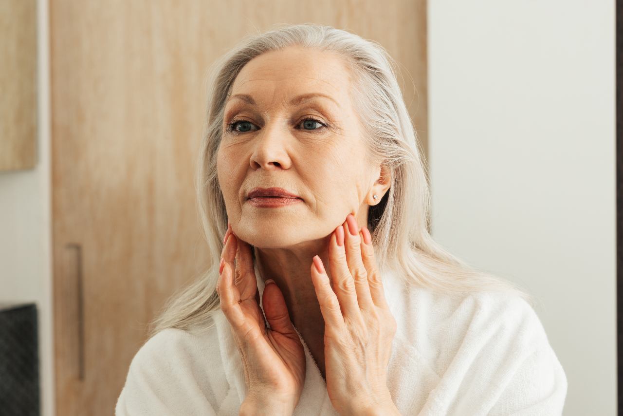 Descubre qué causa la flacidez en el rostro, cómo reducir los cachetes de bulldog con tratamientos estéticos y qué especialistas consultar para recuperar la firmeza de la piel.
