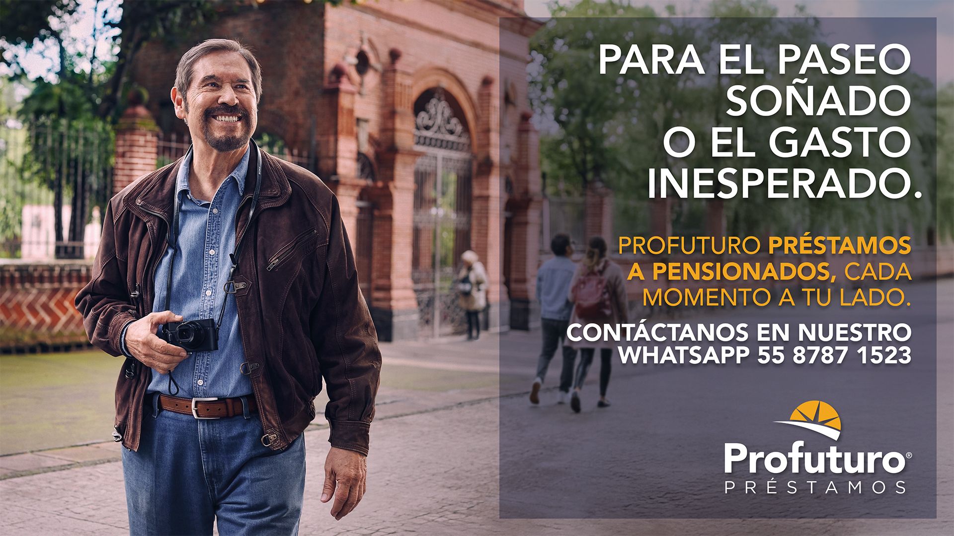 Adulto mayor sonríe con una cámara en la mano mientras pasea al aire libre, simbolizando la libertad de viajar y disfrutar gracias a los préstamos Profuturo para pensionados.