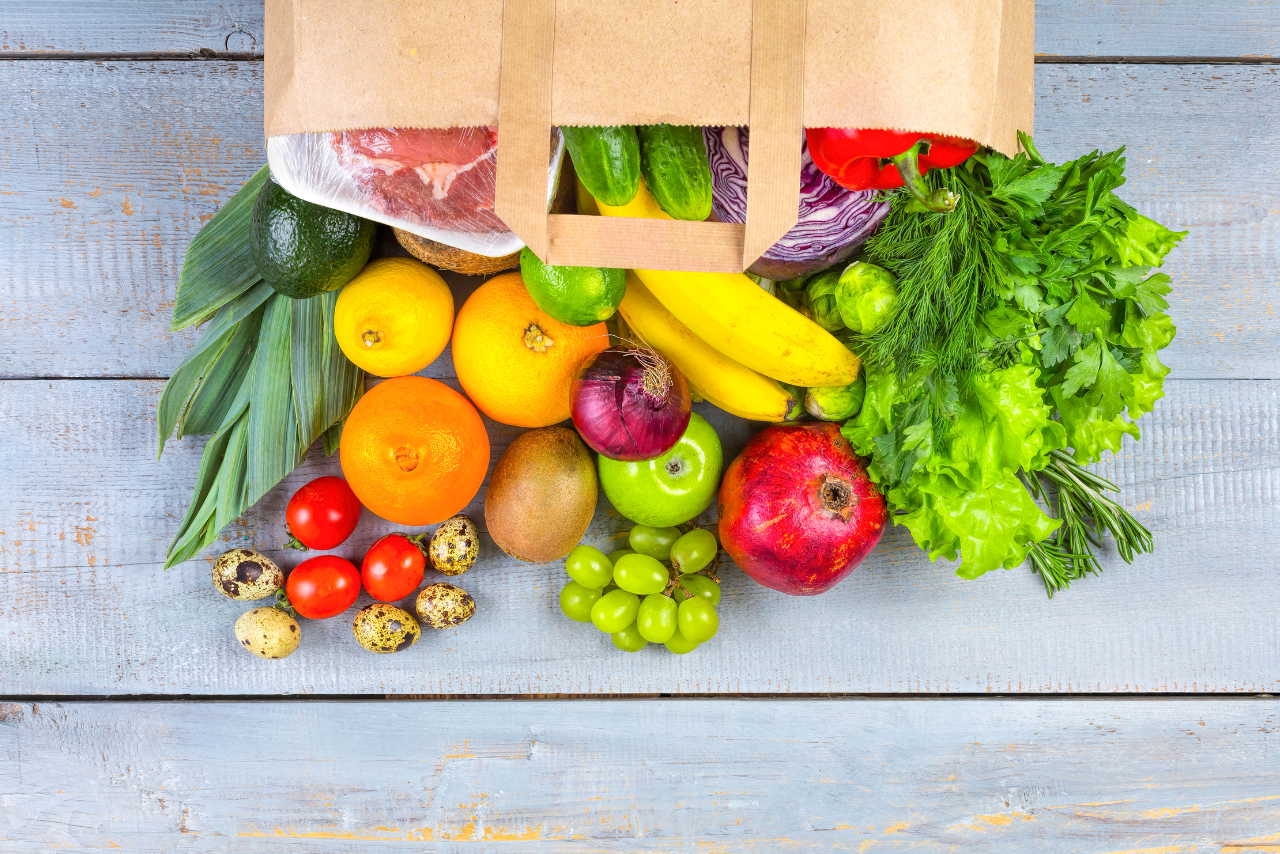 Descubre cómo hacer una lista de supermercado saludable con alimentos que impulsan tu bienestar. Aprende consejos clave, evita ultraprocesados y mejora tu alimentación con decisiones inteligentes.