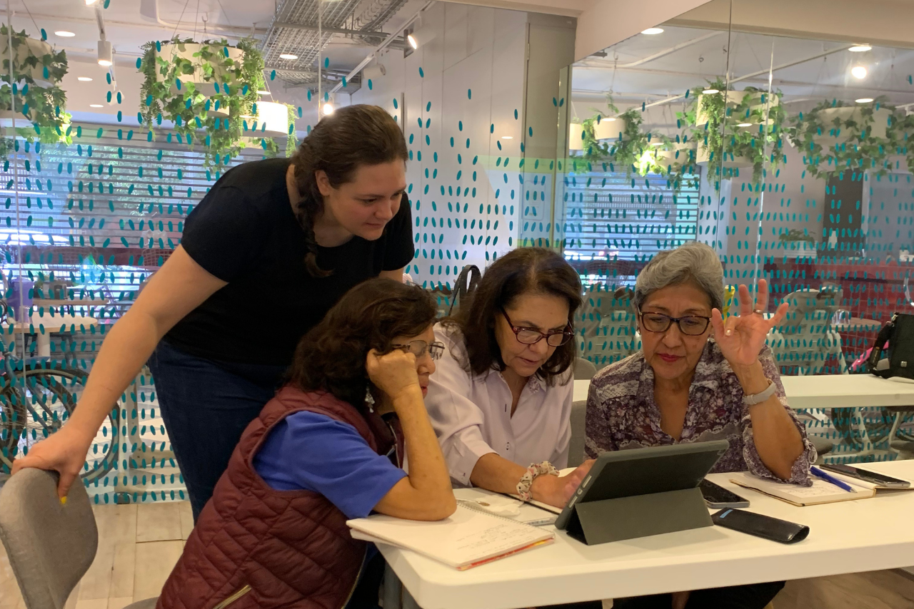 EDAM, la escuela que enseña tecnología a personas mayores