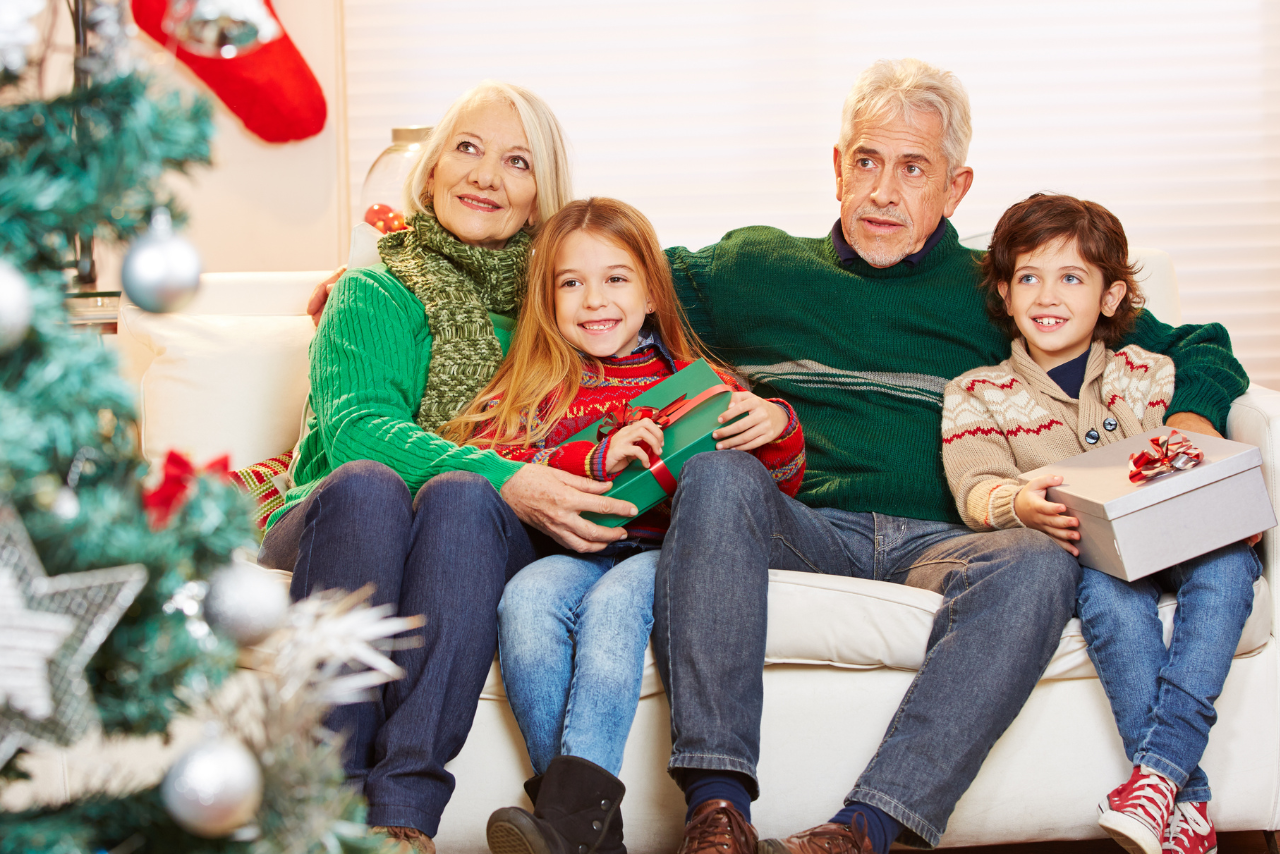 Abuelos enseñan el verdadero significado de la navidad
