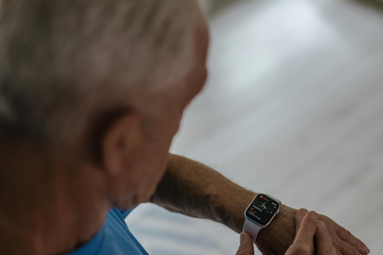 Persona viendo su smartwatch
