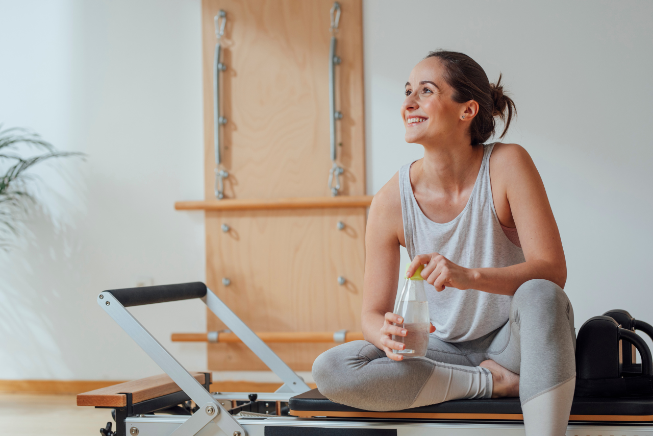 Mujer en máquina Reformer