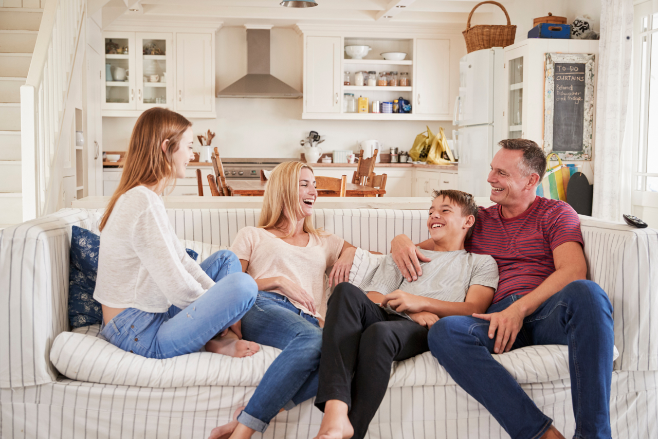 Familia de 4, ríendo 