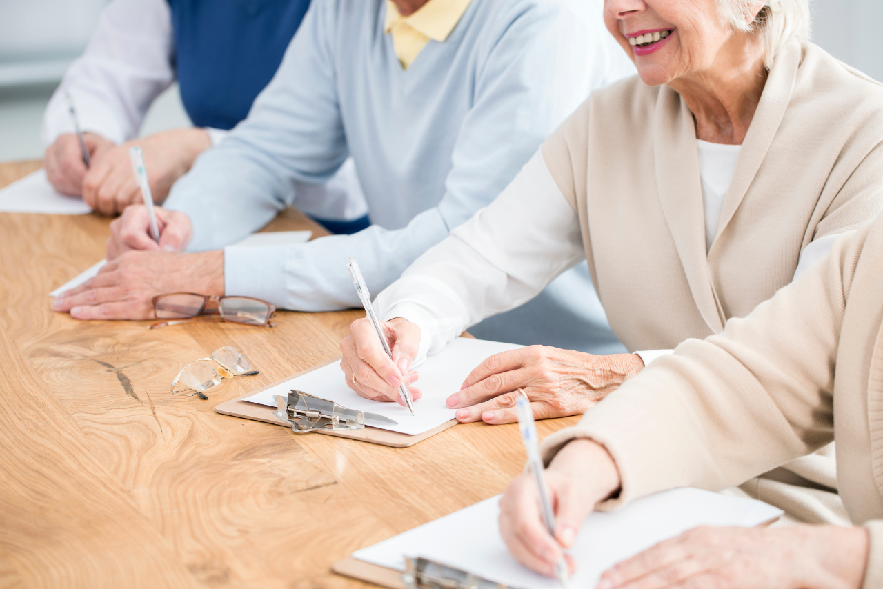 Descubre por qué las personas mayores son el motor del crecimiento económico mundial. Su gasto, inversión y experiencia están transformando industrias y generando nuevas oportunidades financieras.