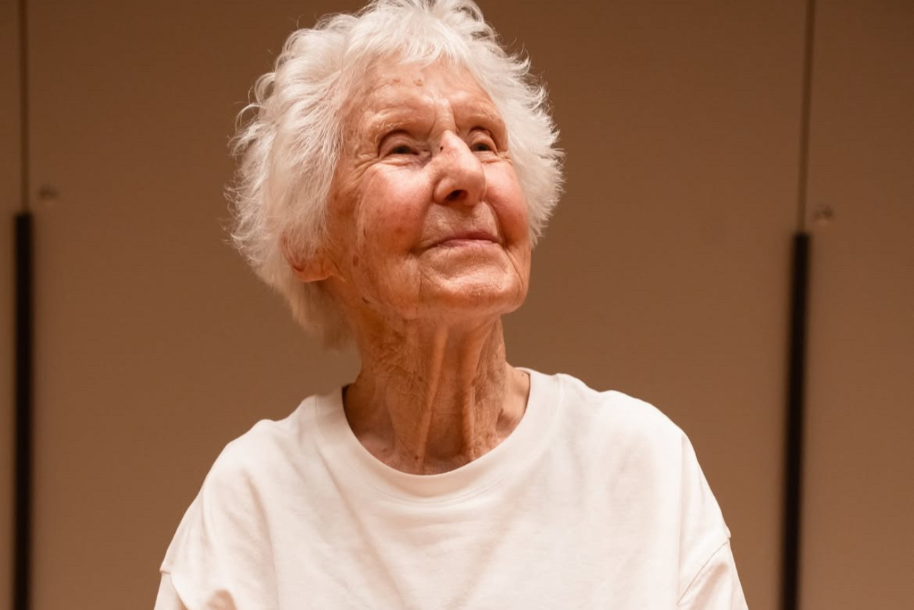 Oysho lanza campaña con Charlotte Chopin, profesora de yoga de 102 años