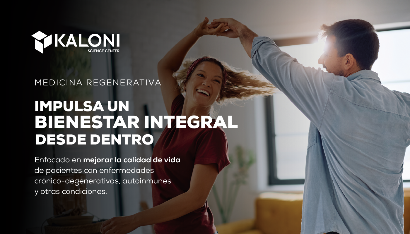 Pareja bailando sonriente con luz natural, representando bienestar y vitalidad.