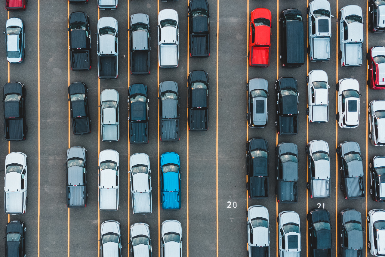 Gana más un cajón de estacionamiento que un adulto mayor