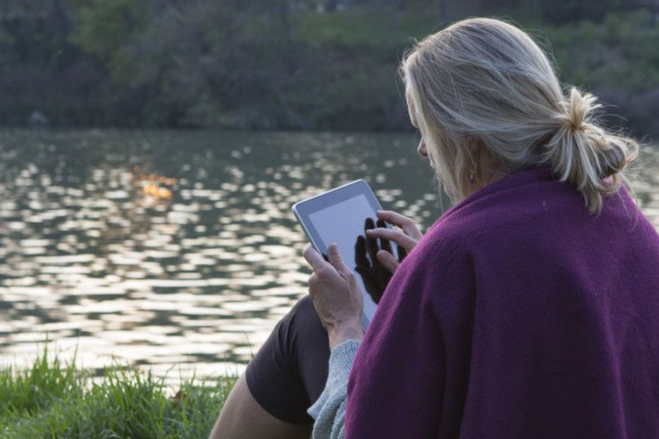 persona mayor usando ipad