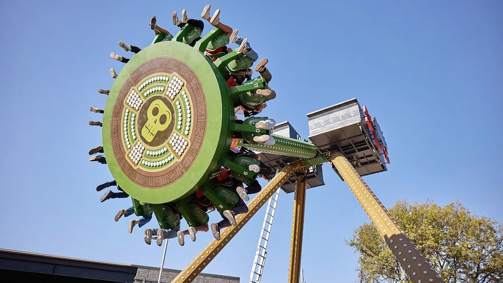 Atracción de adrenalina en Parque Aztlán, parque urbano de Chapultepec con juegos mecánicos y diversión familiar en CDMX.