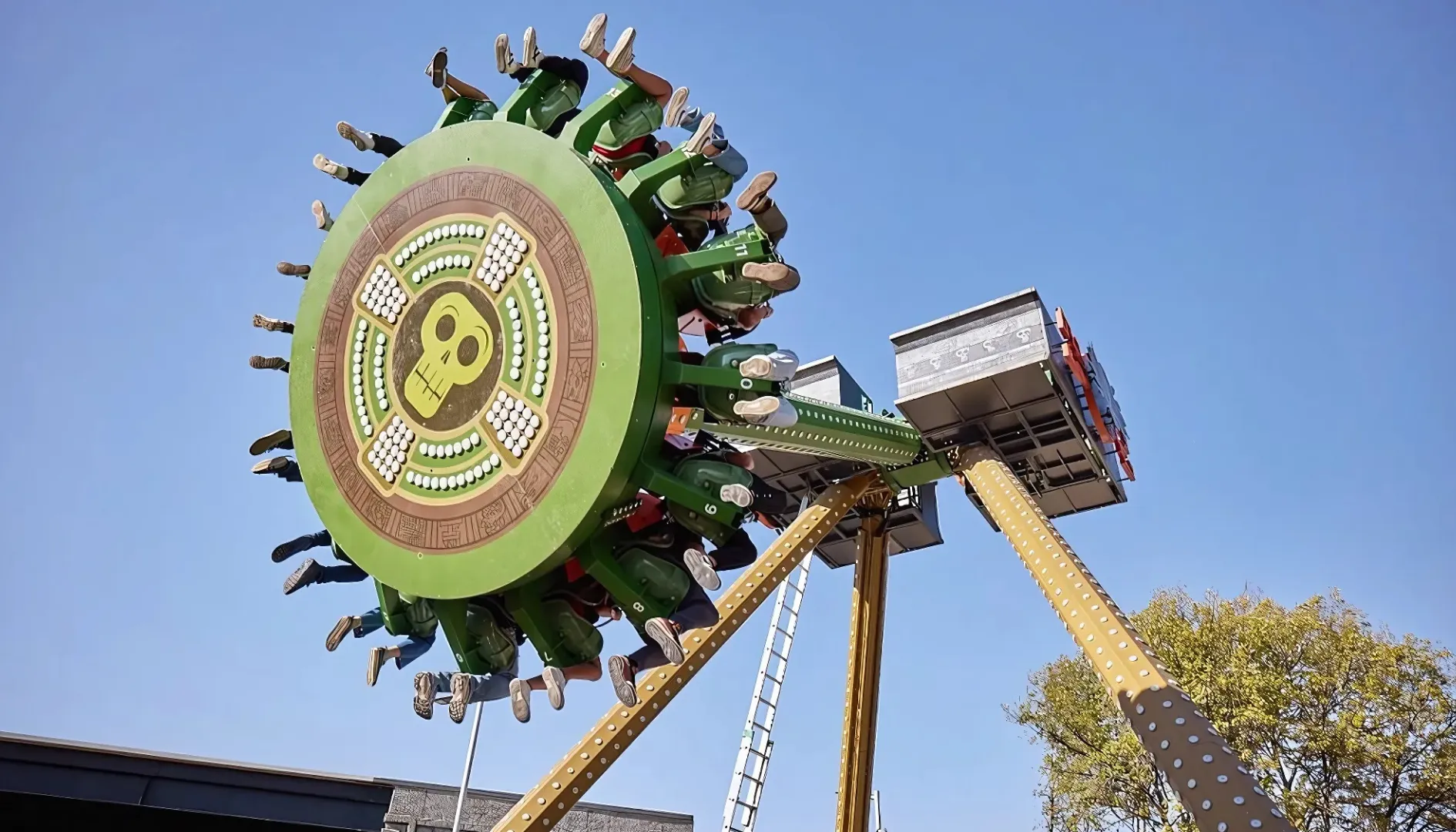 Atracción de adrenalina en Parque Aztlán, parque urbano de Chapultepec con juegos mecánicos y diversión familiar en CDMX.