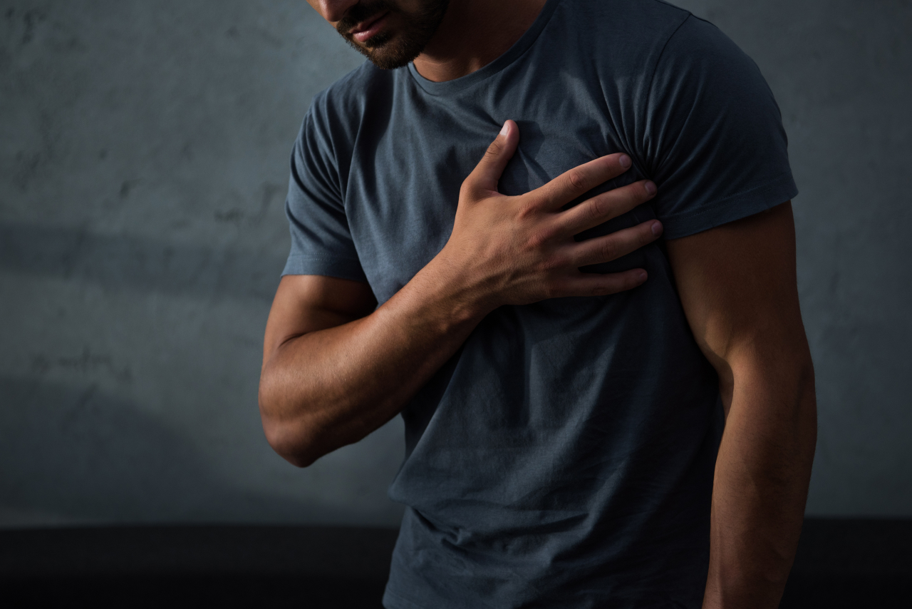 Hombre agarrandose el pecho por dolor