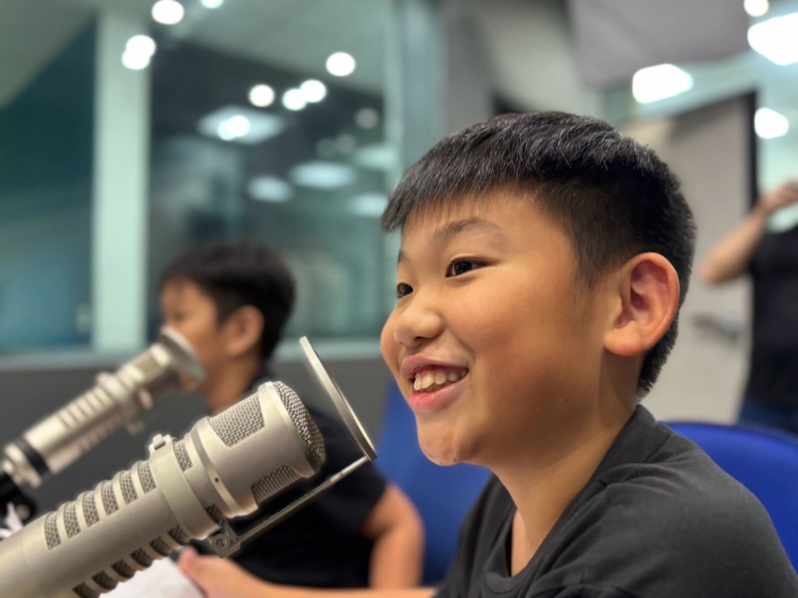 桐林國小學生林榗寬開心地參與播客兒童生態廣播劇節目錄製
