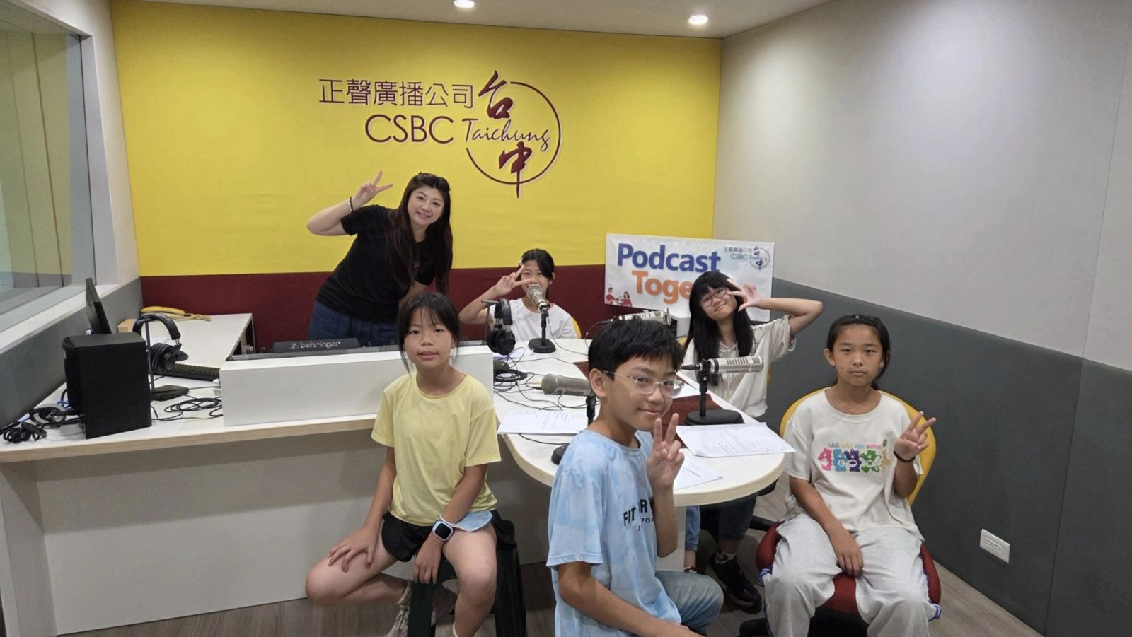 僑榮國小學生一起與正聲電台臺中台節目主持人錄音
