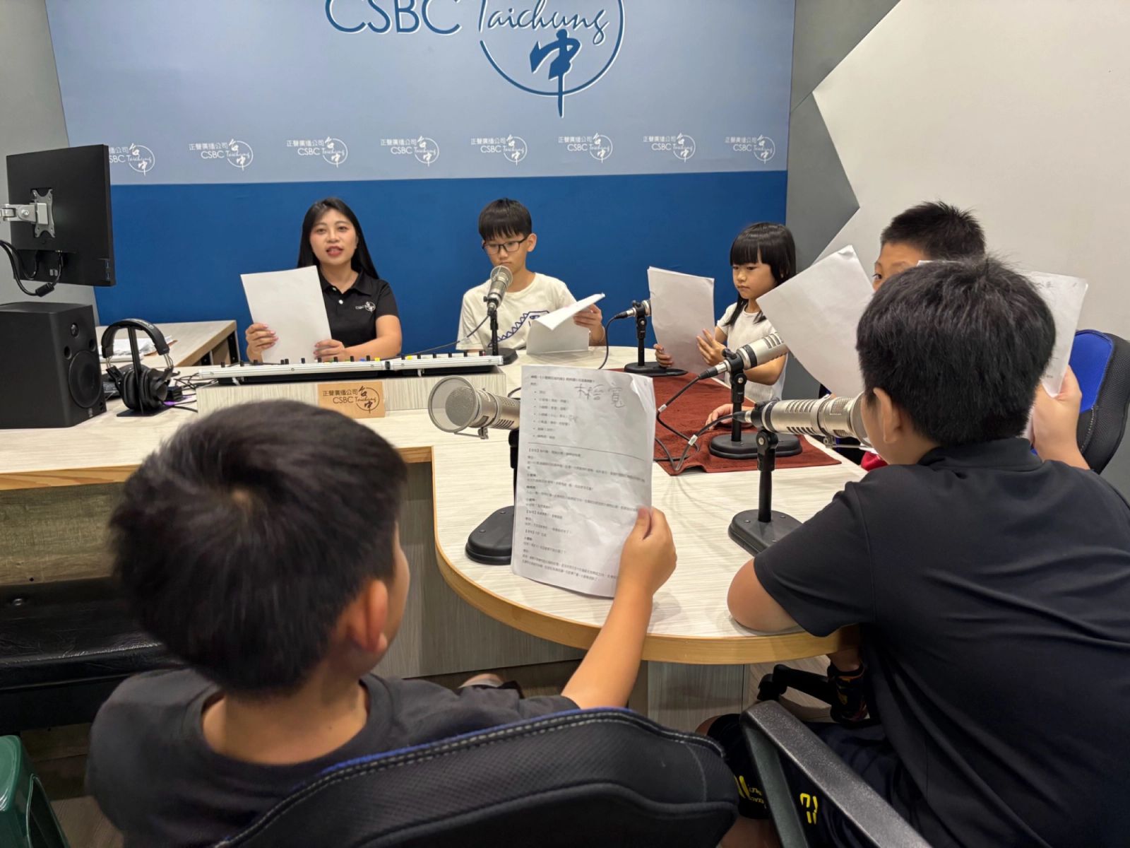 小小AI播客營走進正聲廣播電台 國小生化身播客用AI說出臺灣生態故事