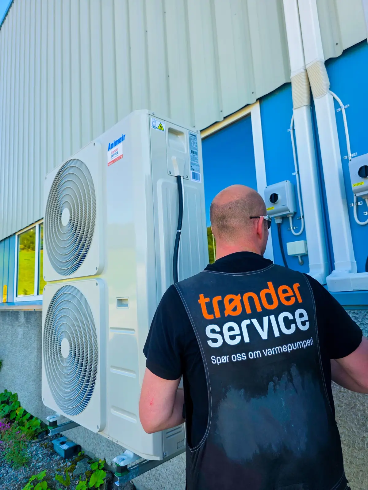 Servicemontører fra Trønderservice utfører service på en varmepumpe