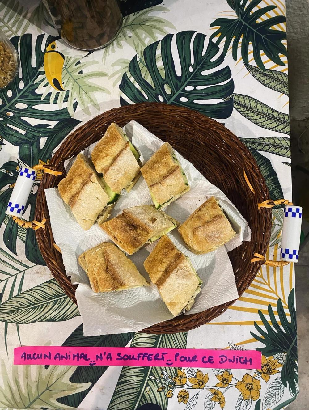 Panier de sandwichs végétaux sur un tournage avec l’étiquette « Aucun animal n’a souffert pour ce dwich »