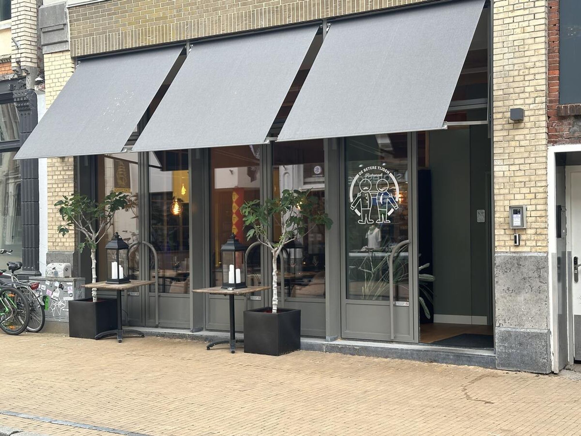 Het interieur van restaurant De Betere Tijden in de avond
