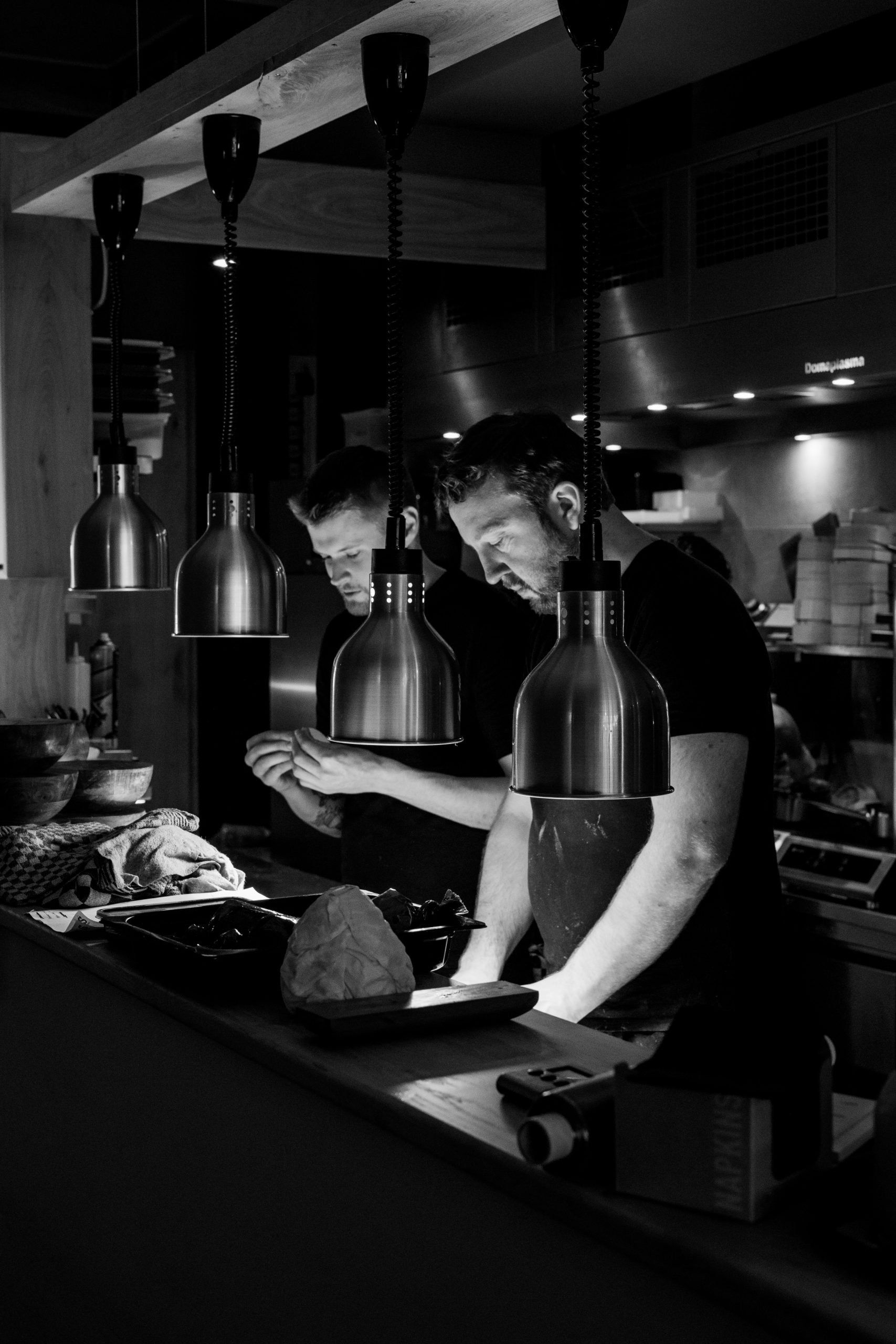 De koks van De Betere Tijden aan het werk in de open keuken
