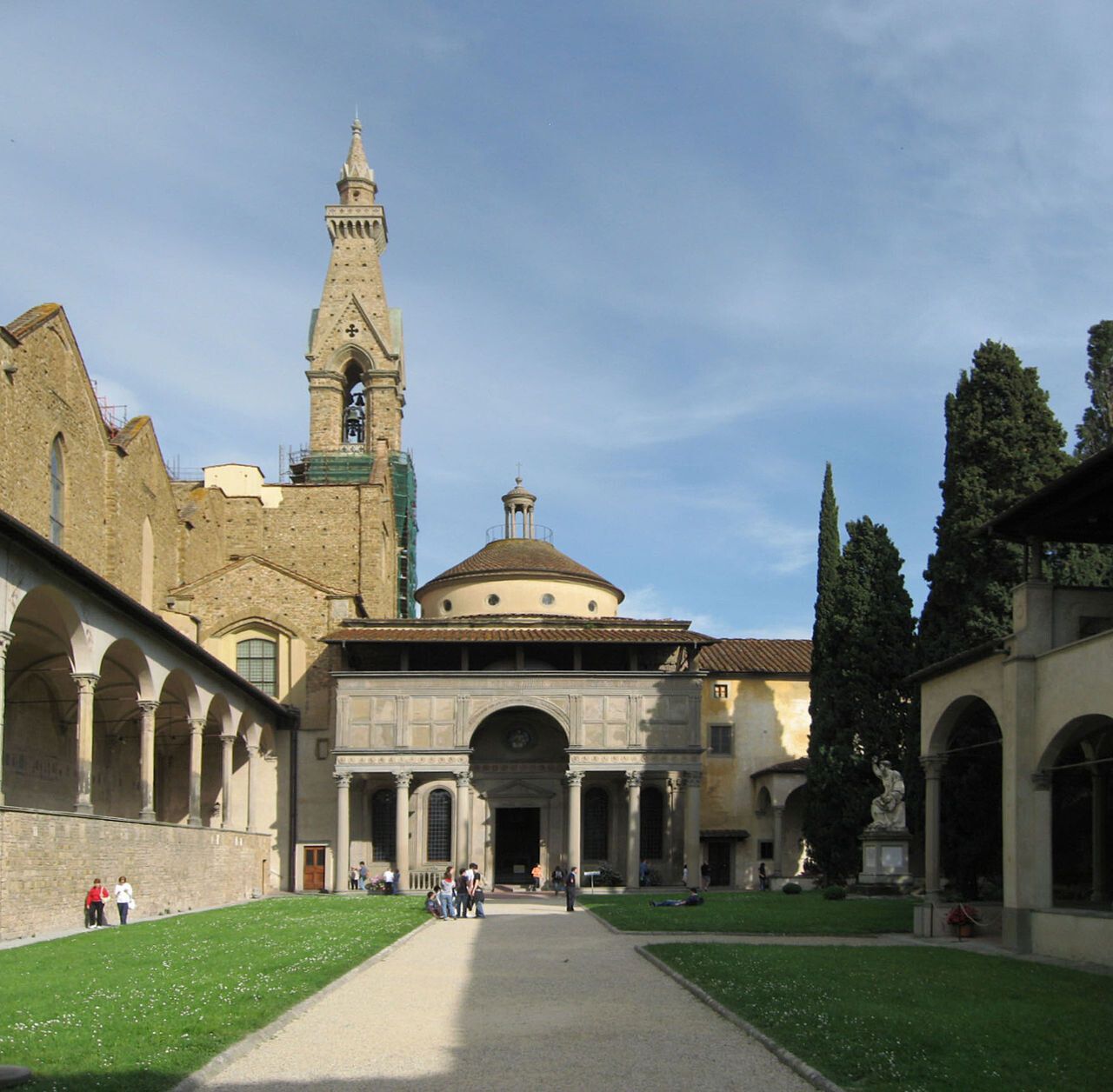 The Pazzi Chapel in Florence, Italy, designed by Filippo Brunelleschi in the mid-15th century. (Courtesy Wikimedia Commons)