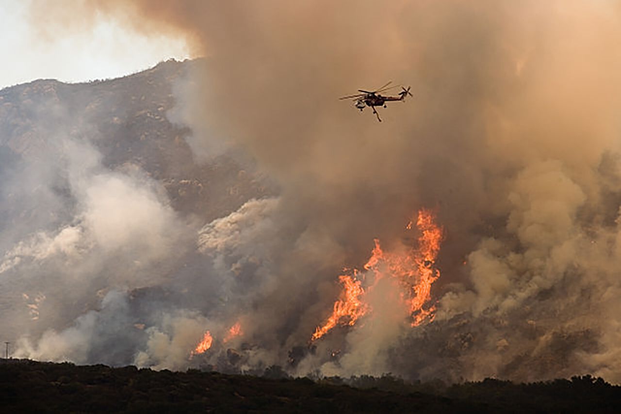 A helicopter dropping water and fire retardant on the Harris fire in Southern California in 2007. (Photo: Andrea Booher)